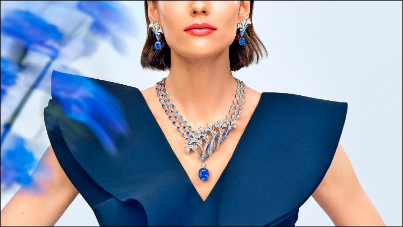 Chaumet Carnation康乃馨18K白金可轉換項鍊，主石為一顆36.44克拉斯裏蘭卡藍寶石。
