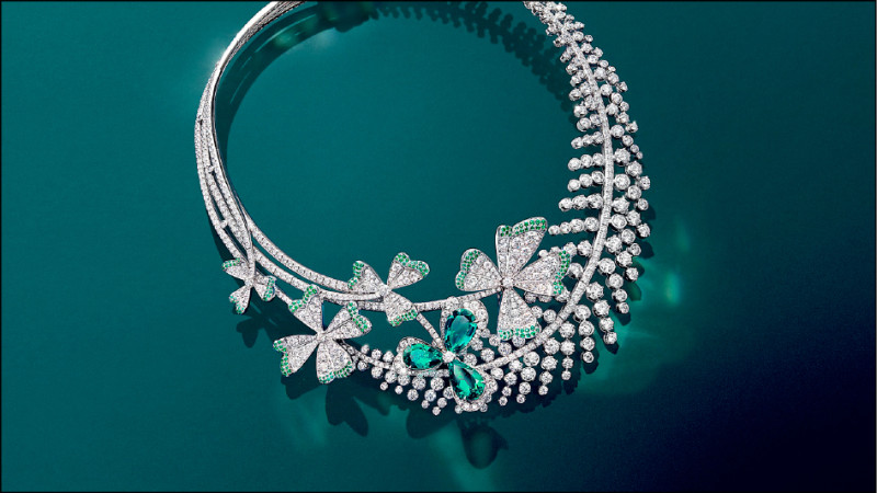 Clover and Fern 18K白金項鍊，祖母綠、鑽石。