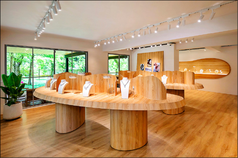 Chaumet台北期間限定珠寶展，展場設計主題為Villa Chaumet，企圖打造清新璀璨的珠寶花園。