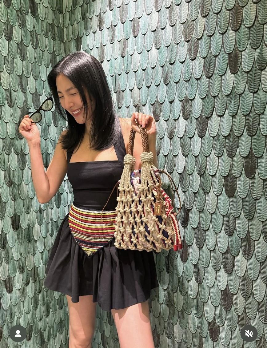拎著Prada漁網水桶包，楊謹華展現時尚穿搭品味。（翻攝自instagram）