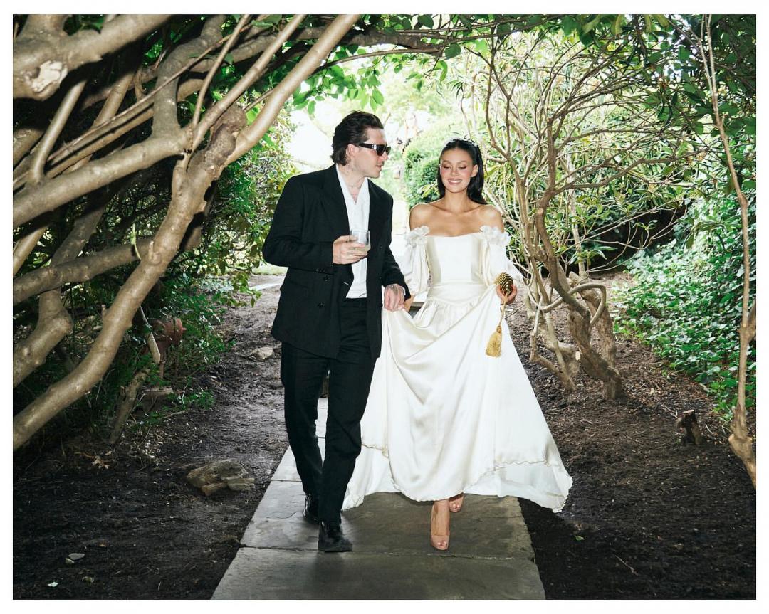 妮可拉佩茲這回穿著媽媽當年與爸爸結婚時所穿的婚紗登場。