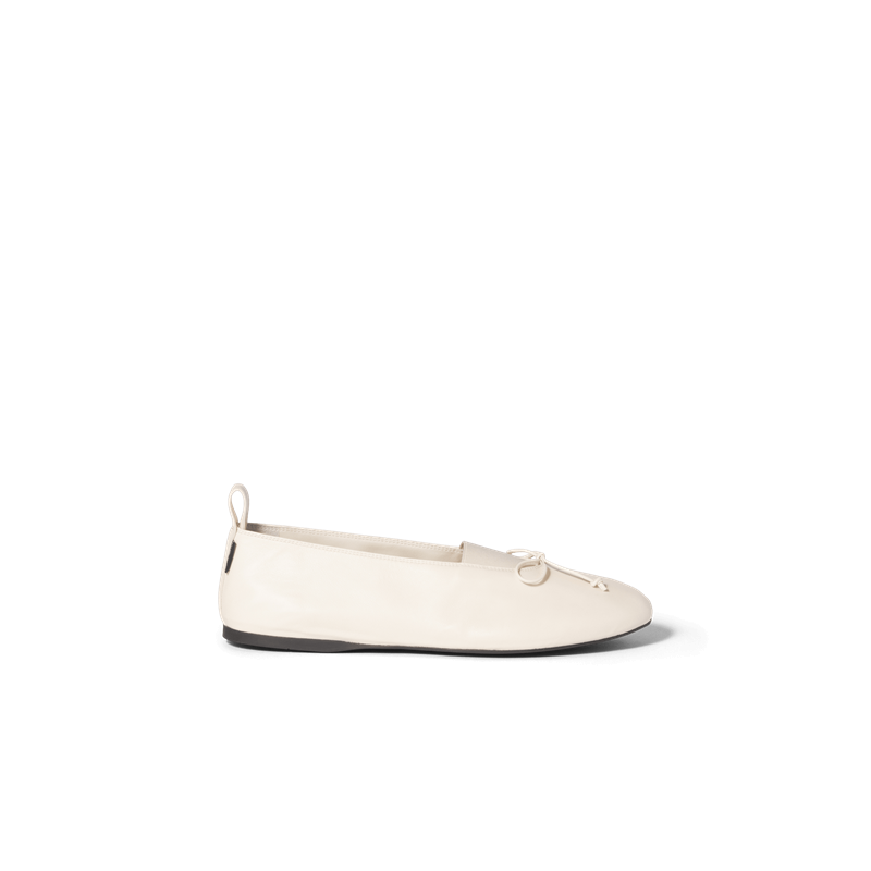 Miu Miu 皮革平底鞋，36,000元。（Miu Miu提供）