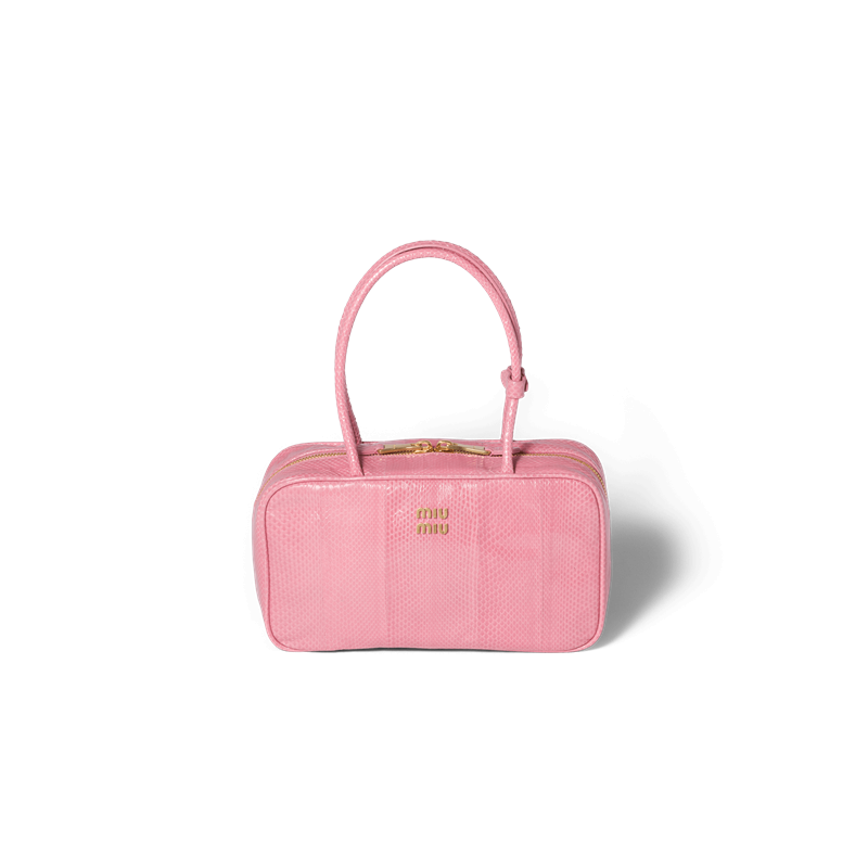 Miu Miu Beau 皮革肩背包，180,000元。（Miu Miu提供）
