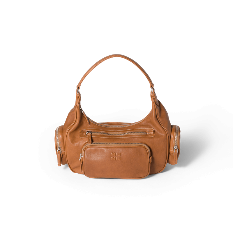 Miu Miu Pocket 皮革肩背包，140,000元。（Miu Miu提供）
