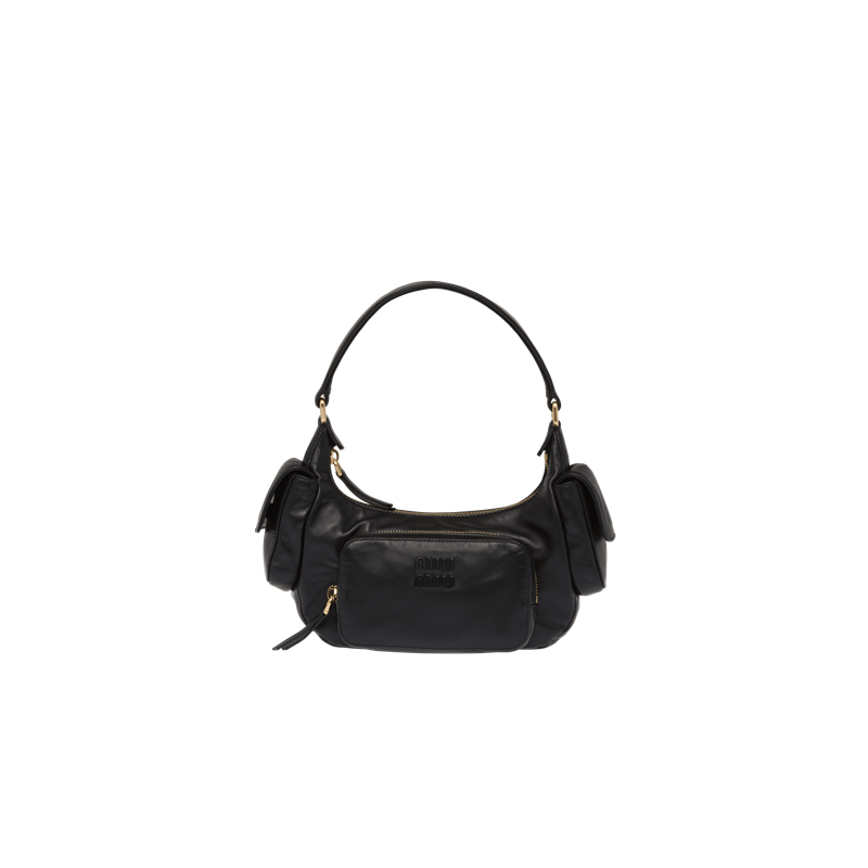 Miu Miu Pocket 納帕皮革肩背包，110,000元。（Miu Miu提供）