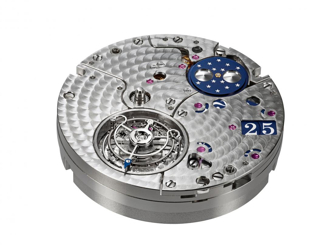 Calibre 93-03型自動上鍊機芯，充滿手工裝飾細節，動力儲存60小時。
