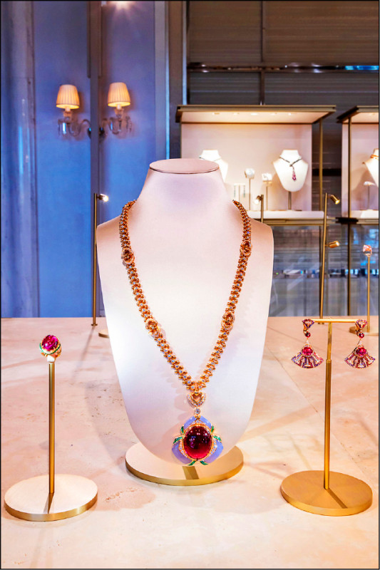 Aeterna系列Rubellite Delight項鍊，玫瑰金、玉髓、紅碧璽、祖母綠、鑽石。