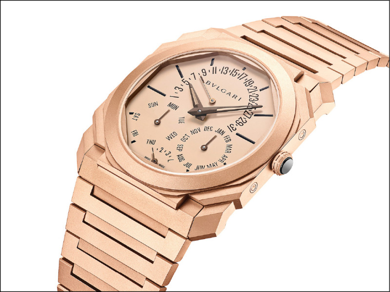 Octo Finissimo Perpetual Calendar噴砂玫瑰金萬年曆腕錶，錶徑40mm、防水深度30米。