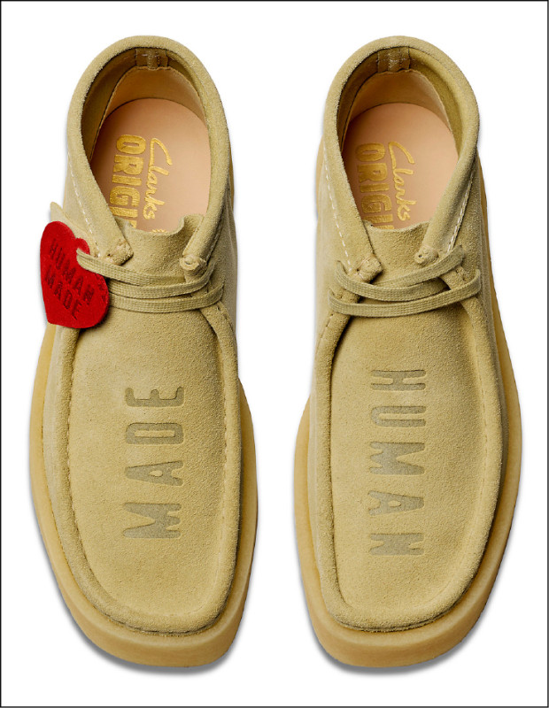 Clarks最具辨識度的「袋鼠鞋」在200週年推出許多聯名設計。WALLABEE MADE HUMAN MADE聯名款袋鼠靴，11,080元。