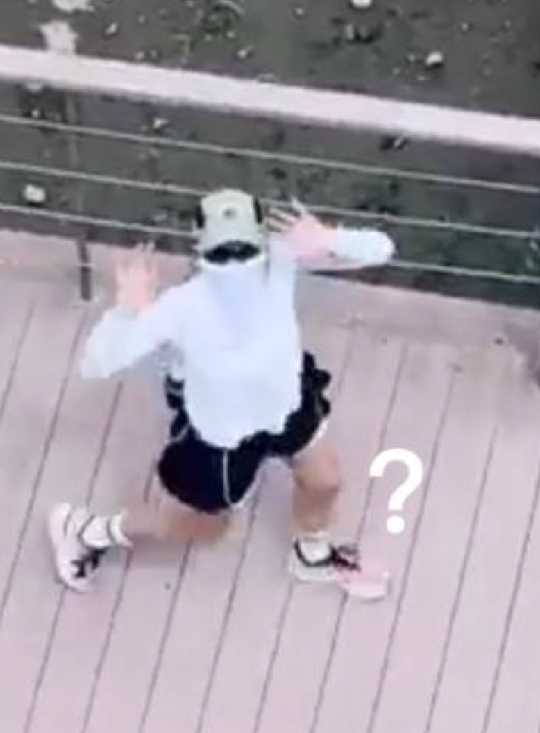 孫藝真跑步不時對著鏡頭打招呼。