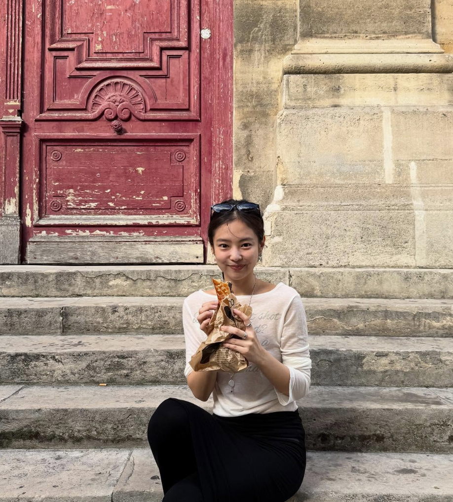Jennie素顏當觀光客，甩開女團包袱。