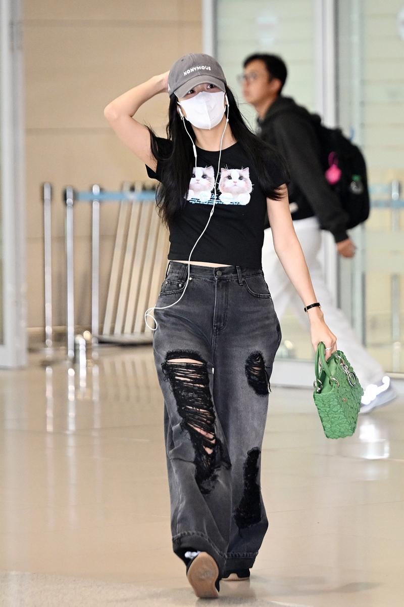 Jisoo結束BLACKPINK歐洲巡演返回韓國，一身輕便造型但不忘加入代言精品品牌。（Dior提供）