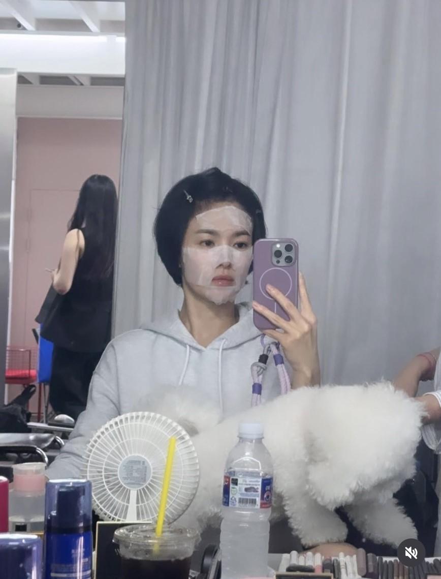 宋慧喬大方PO出敷臉照，讓粉絲大讚毫無巨星架子好親民。（翻攝自instagram）