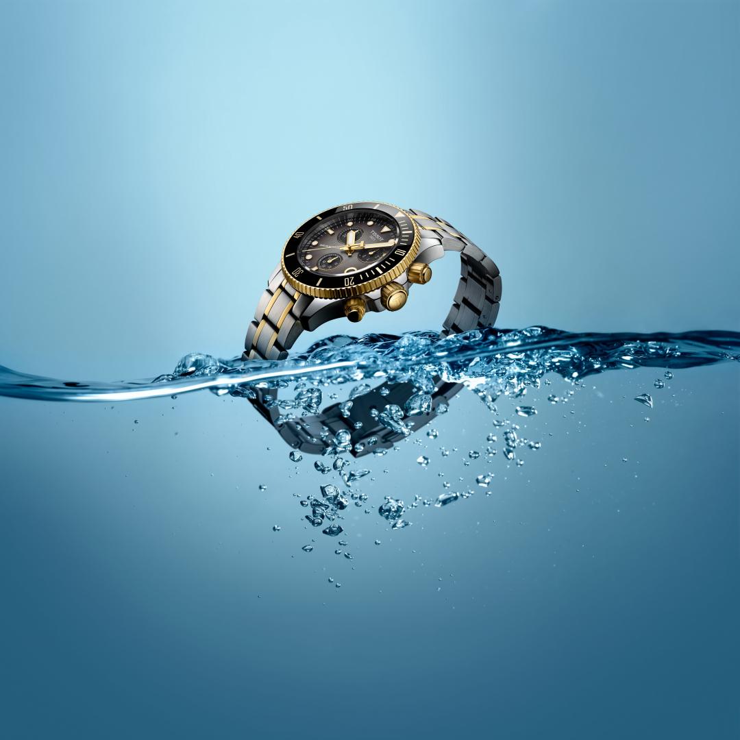 TISSOT Seastar 1000系列全新推出38毫米尺寸，男女都能駕馭，金色PVD與精鋼雙色金款，19,300元。