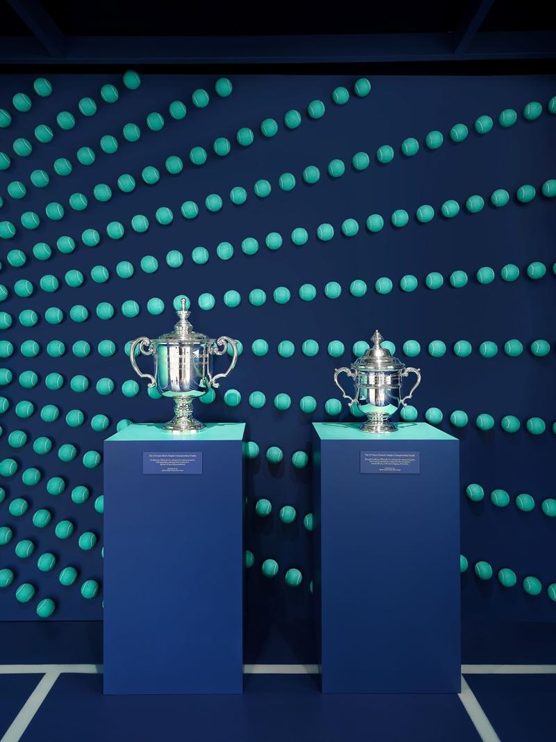 展出本屆男女單的獎盃。（Tiffany & Co.提供）