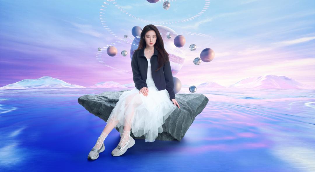 舒華以甜美造型搭配VAR-CITY Y3K樂福鞋，呈現甜美浪漫風格。