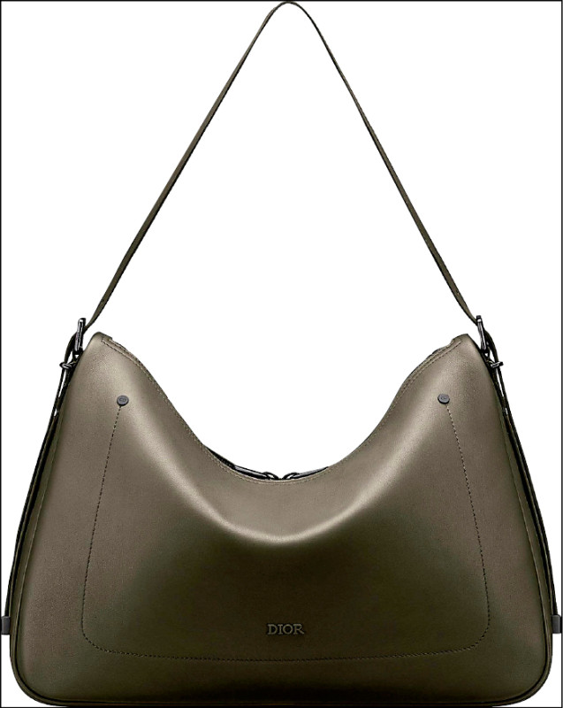 Dior Slider灰色光滑小牛皮中型流浪包，130,000元。