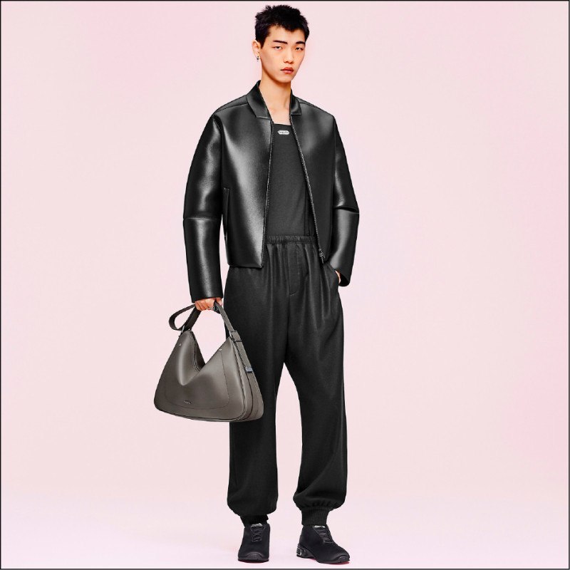 線條簡練的皮衣是Dior 2025冬季男裝重點單品之一。