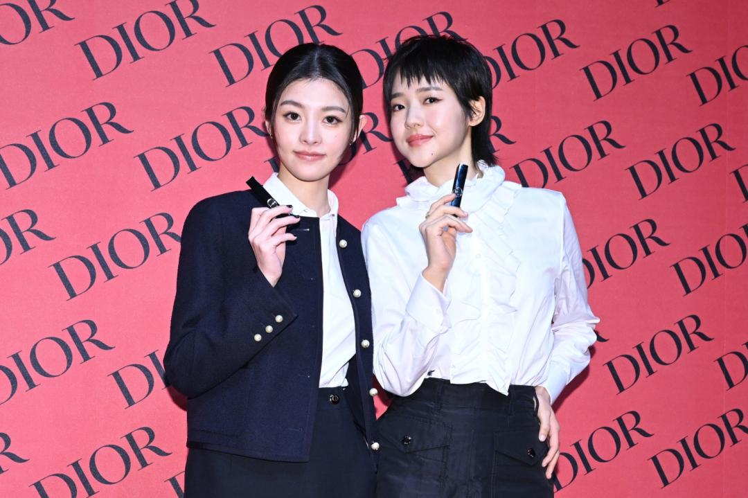 詹子萱、林廷憶認為女生包包裡不能只放一支脣膏。（記者胡舜翔攝）