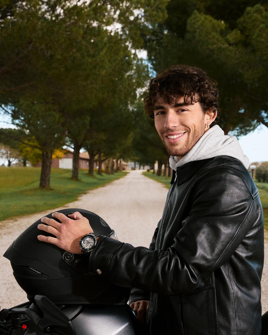 TISSOT品牌大使、MotoGP義大利天才車手埃尼亞．巴斯蒂亞尼尼(Enea Bastianini)，佩戴全新限量版腕錶。