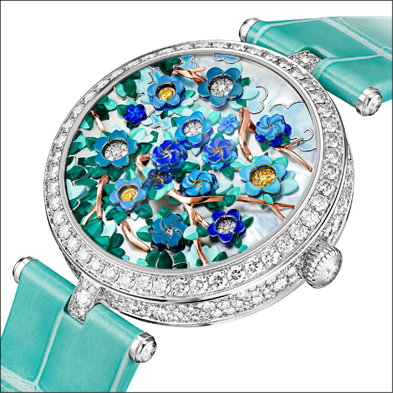Lady Arpels Heures Florales腕錶以精準綻放的花朵指示小時，獲得2022年GPHG創新突破大獎，18K白金鑲嵌珍珠母貝、鑽石，8,850,000元。