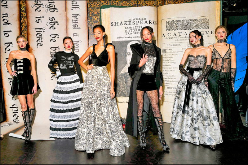 alice+olivia秋冬系列以文學巨擘莎士比亞經典劇作為靈感，將16世紀的華麗戲服轉化為當代時尚語彙。
