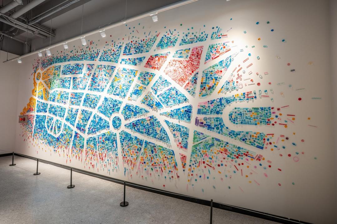 新光三越邀來藝術家讓百貨成為美術館，圖為蘇子涵打造的《府城流影》，是台南地圖所影。（品牌提供）