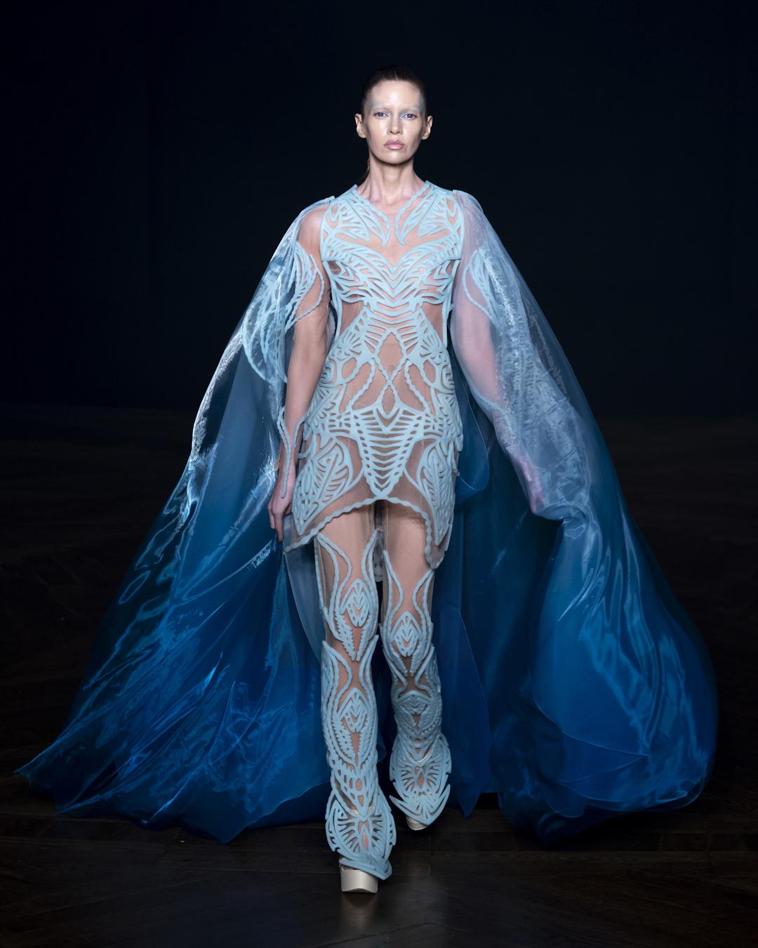 1.25億顆發光藻類組成的衣服，體現Iris van Herpen「共生」系列創作精神。