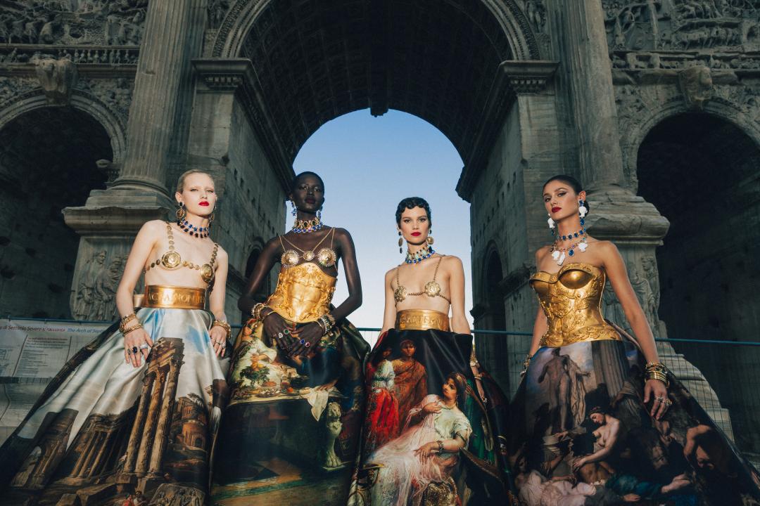 Dolce＆Gabbana女裝以金屬胸甲、印花長裙結合巨幅藝術畫作，營造古羅馬女神氣場。