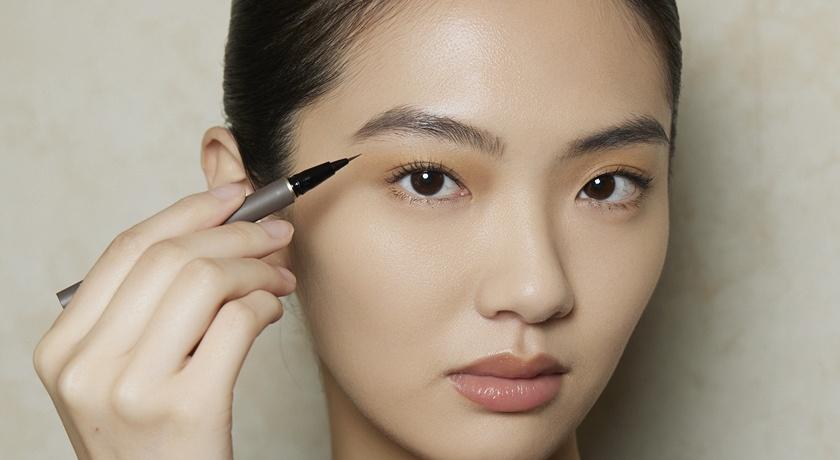 用眉筆描繪線條外，在最後再疊加一次具「抗摩擦」效果的液態眉筆，即可讓眉尾牢牢定色。