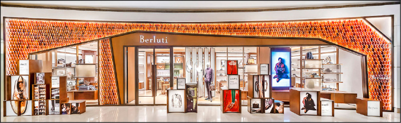 Berluti全新形象精品店位於台北101百貨三樓，將Alessandro鞋底轉化為琺瑯磚牆，用經典語彙創造記憶點。