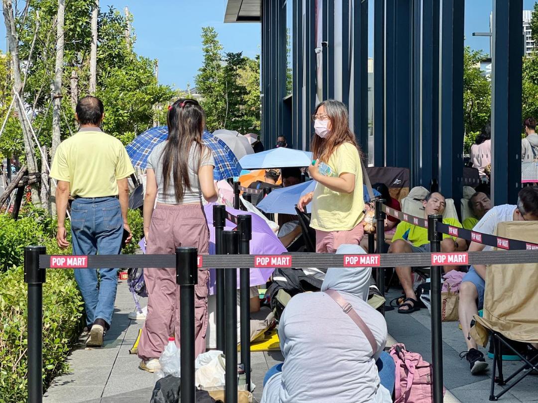 新光三越台南小北門今開幕，一早就有大批排隊人潮。