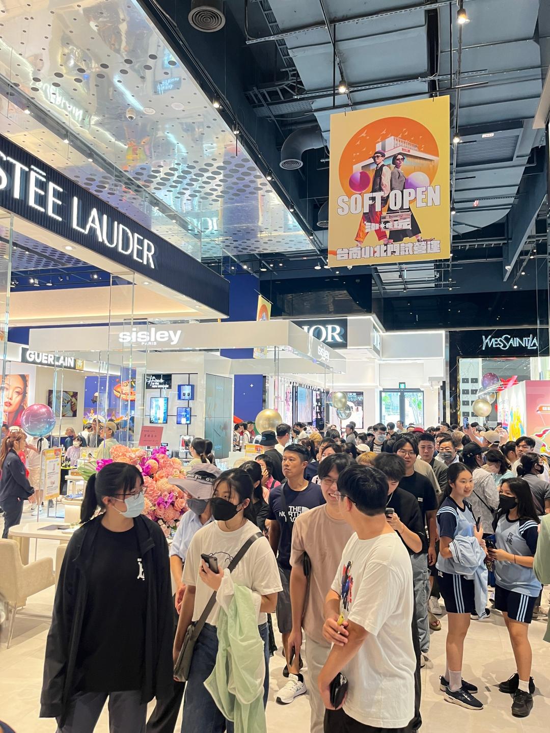 一開門人潮湧入充斥個樓層。