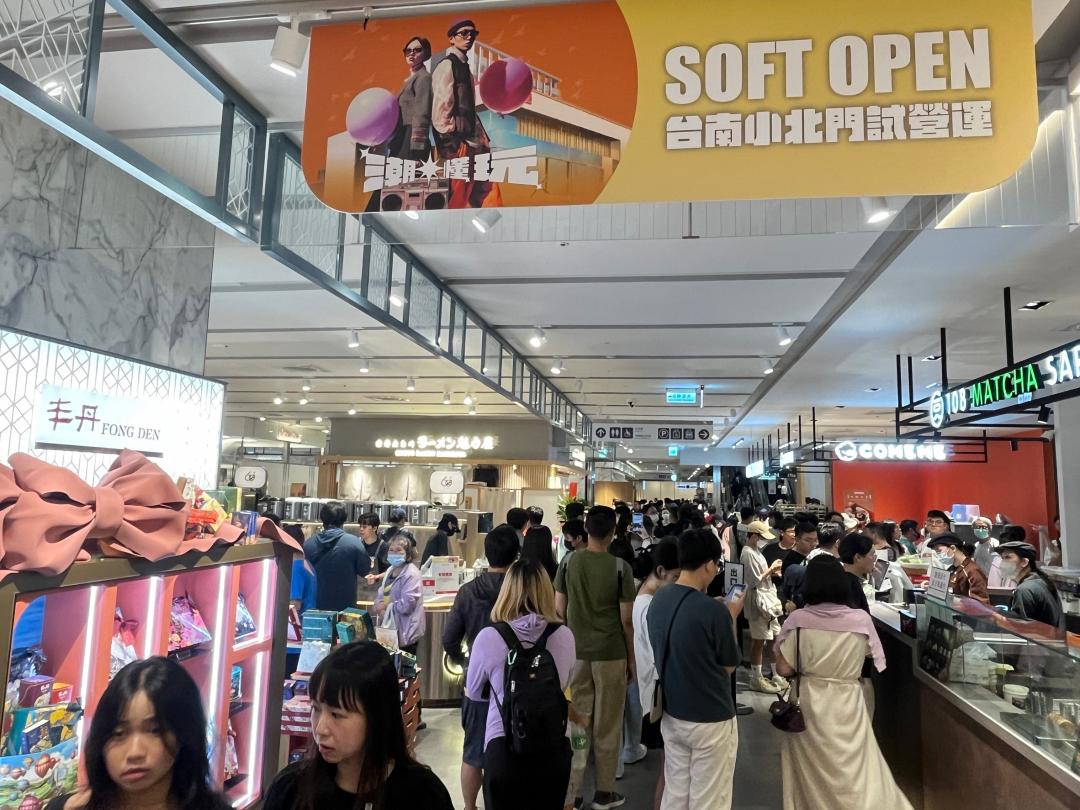 飲食區人潮滿出來。