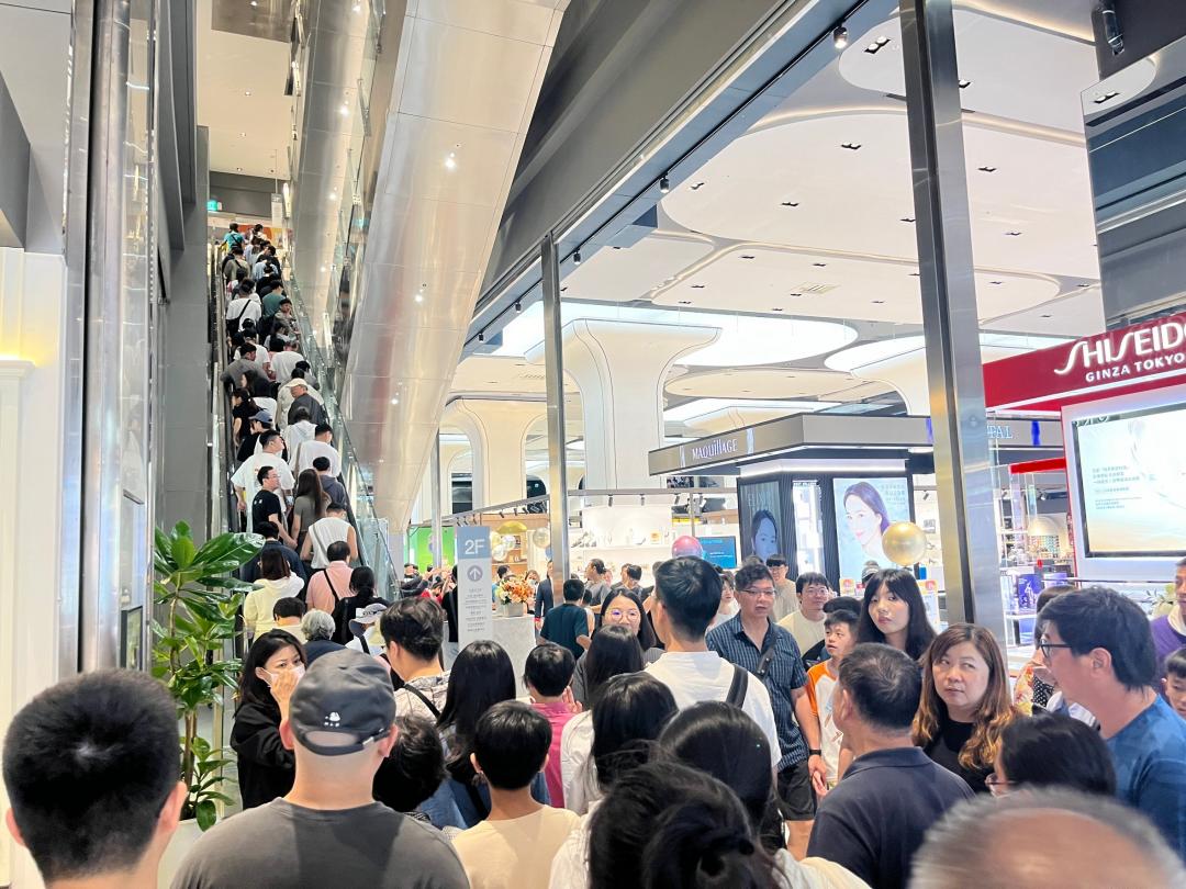 連樓梯間也都是等候排隊的民眾。