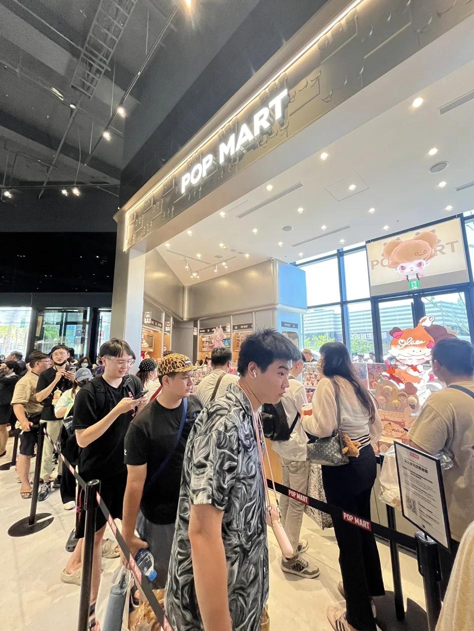 有民眾為了泡泡瑪特，昨晚就來排隊。