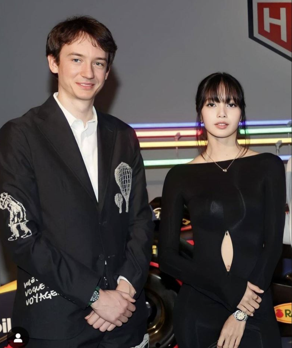 Lisa和LV集團三公子弗雷德裏克‧阿諾的戀情穩定。