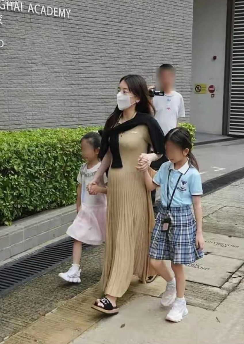 方媛接送女兒全身都是精品，展現天王嫂實力。