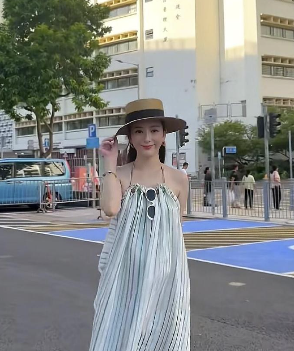 方媛穿上寬鬆衣服，完全看不出孕肚。(翻攝自Weibo，以下同)