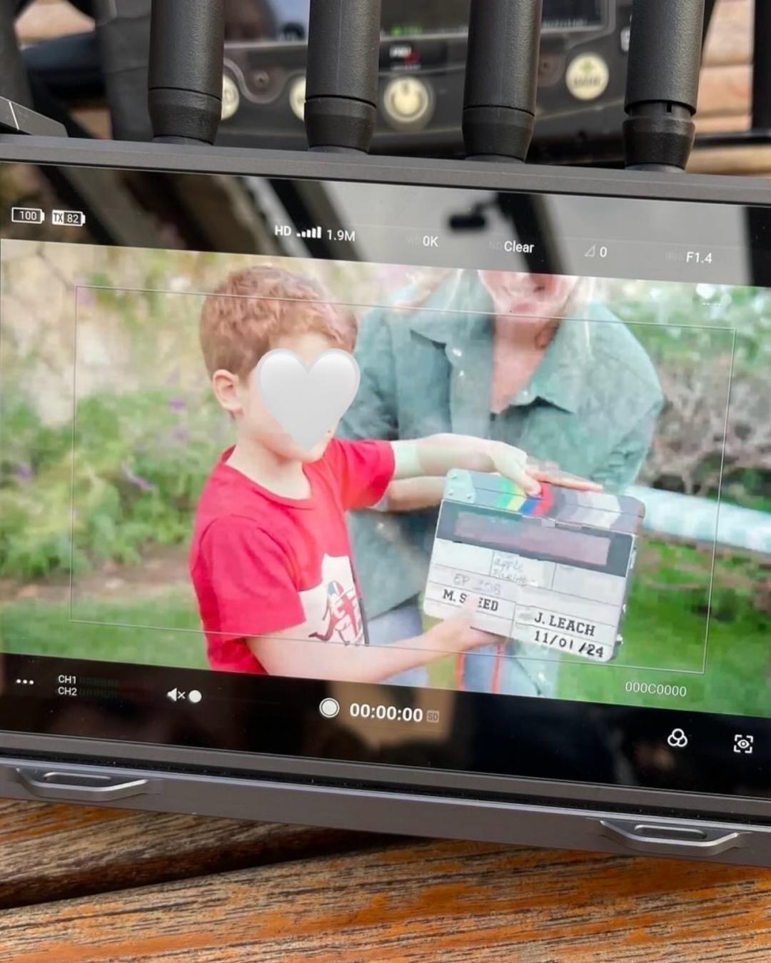 阿奇在片場還拿著導演的場記板，搶當場記超可愛！