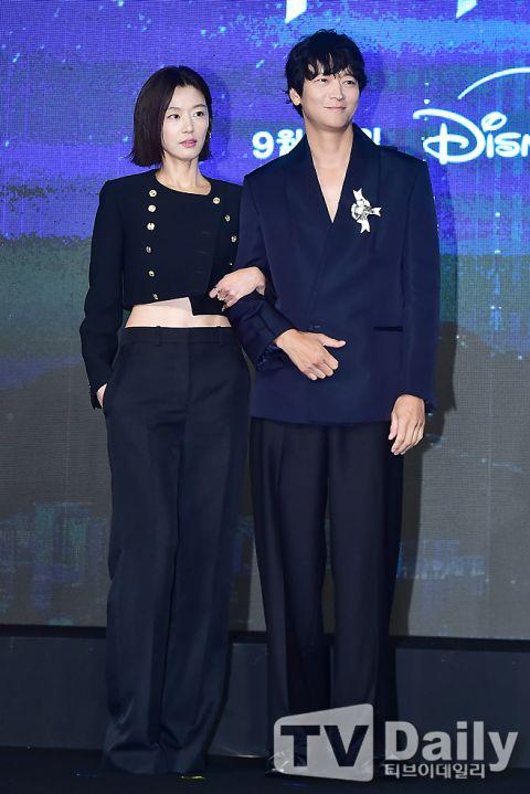 全智賢與姜棟元即將有合作新戲上映。（翻攝自weibo、韓媒）