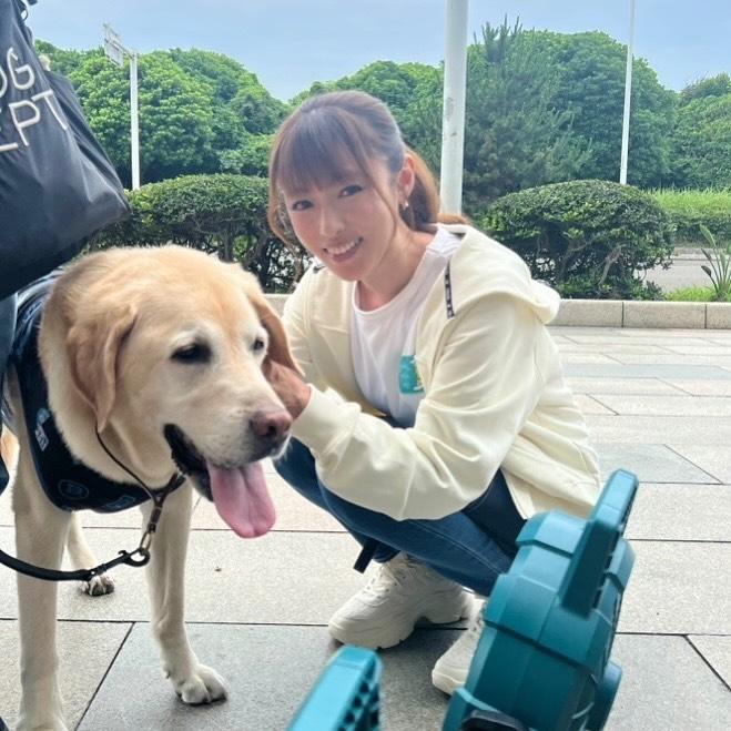 深田恭子穿出在拍攝現場偶爾會因緊張導致舌頭打結。