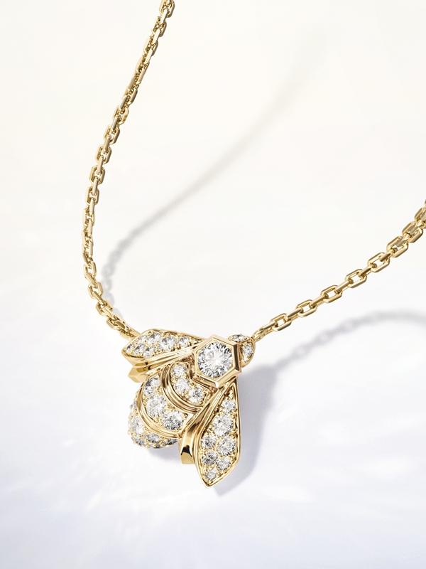Bee de Chaumet 18K黃金鑽石項鍊，157,000元。（Chaumet提供）