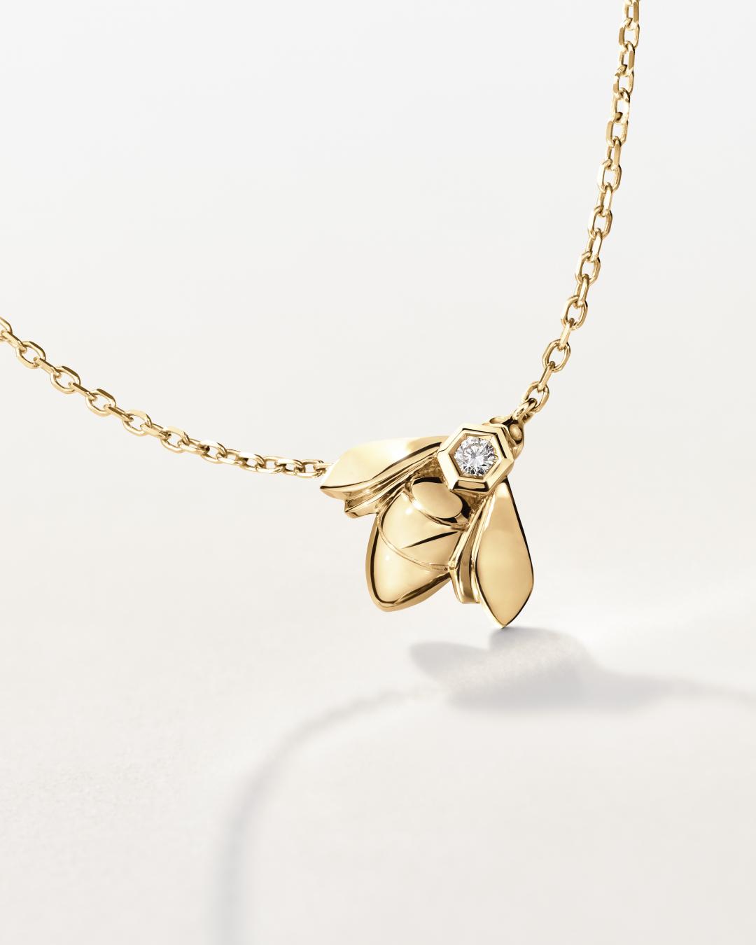 Bee de Chaumet 18K黃金鑽石項鍊，73,600元。（Chaumet提供）