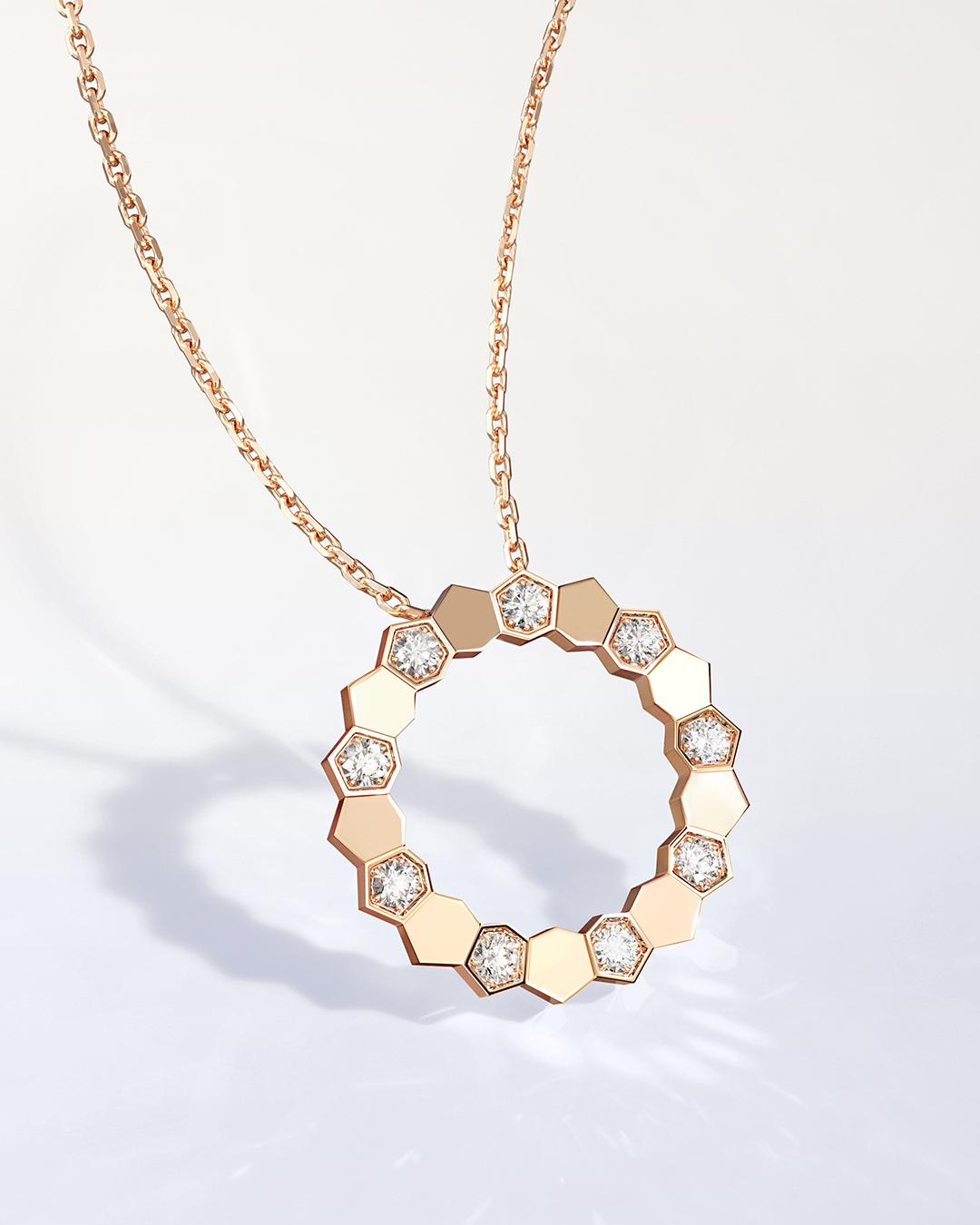 Bee de Chaumet 18K玫瑰金小型項鍊，119,000元。（Chaumet提供）