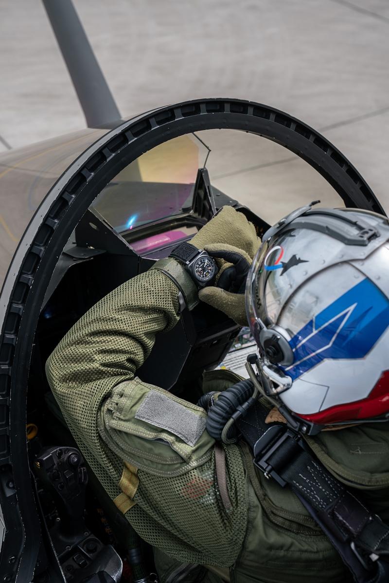 Rafale Solo Display表演隊飛行員需經過嚴格選拔及數千小時訓練，方能於高空完成9分鐘驚心動魄的飛行展示，這份過人的堅持，與Bell & Ross的品牌理念完美契合。（Bell & Ross提供）