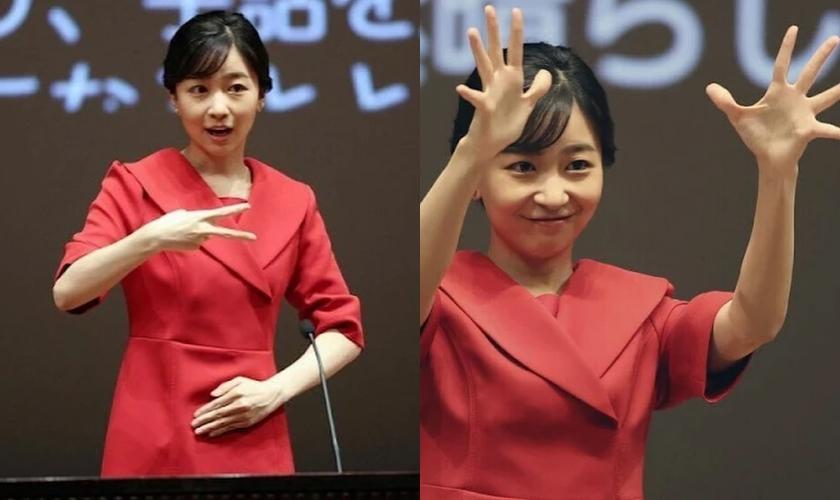 佳子公主特別學了手語登場。
