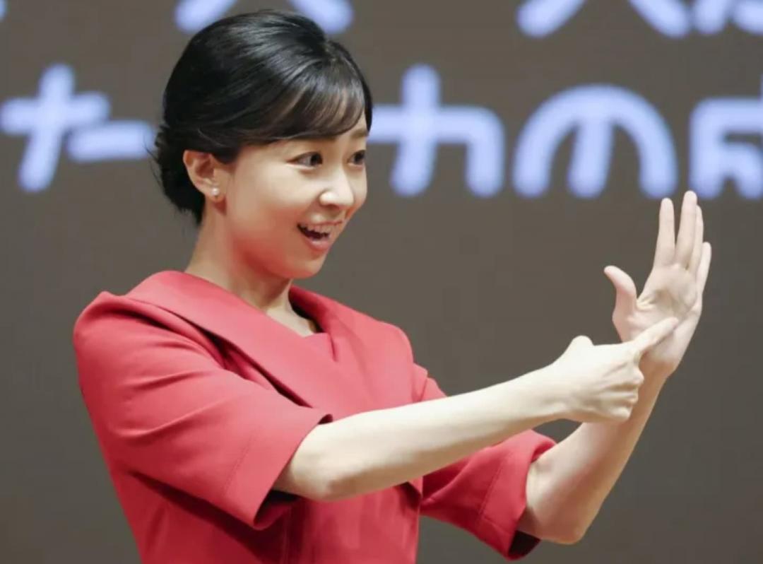 佳子公主比手語的模樣超美。
