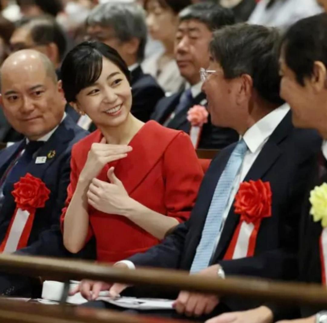 佳子公主比手語的模樣被拍到，被讚人美心更美。