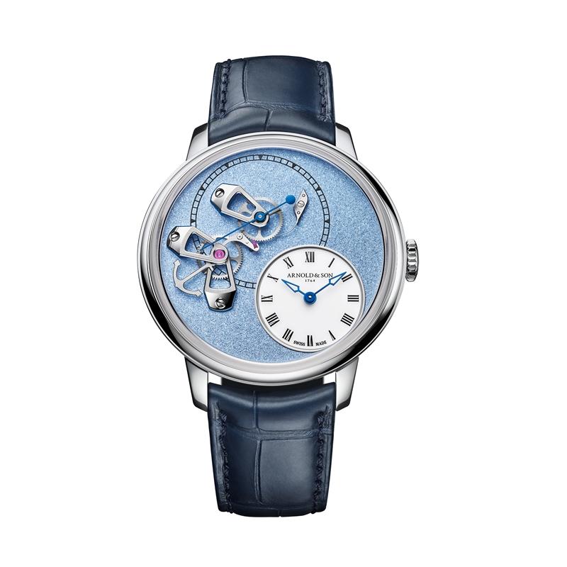 Arnold & Son DSTB 42腕錶（雅詩閣藍），搭載A&S6203自動上鏈機械機芯，950鉑金錶殼，時、分、跳秒顯示，錶徑42mm，防水深度30米，約2,100,000元，全球限量18只。（SHH提供）